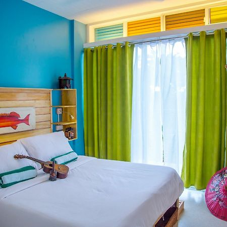 Flotsam And Jetsam Artist Beach Hostel San Juan  Bagian luar foto