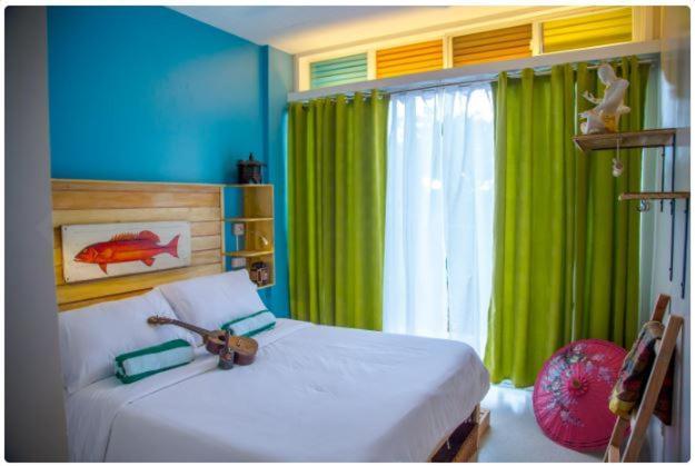 Flotsam And Jetsam Artist Beach Hostel San Juan  Bagian luar foto
