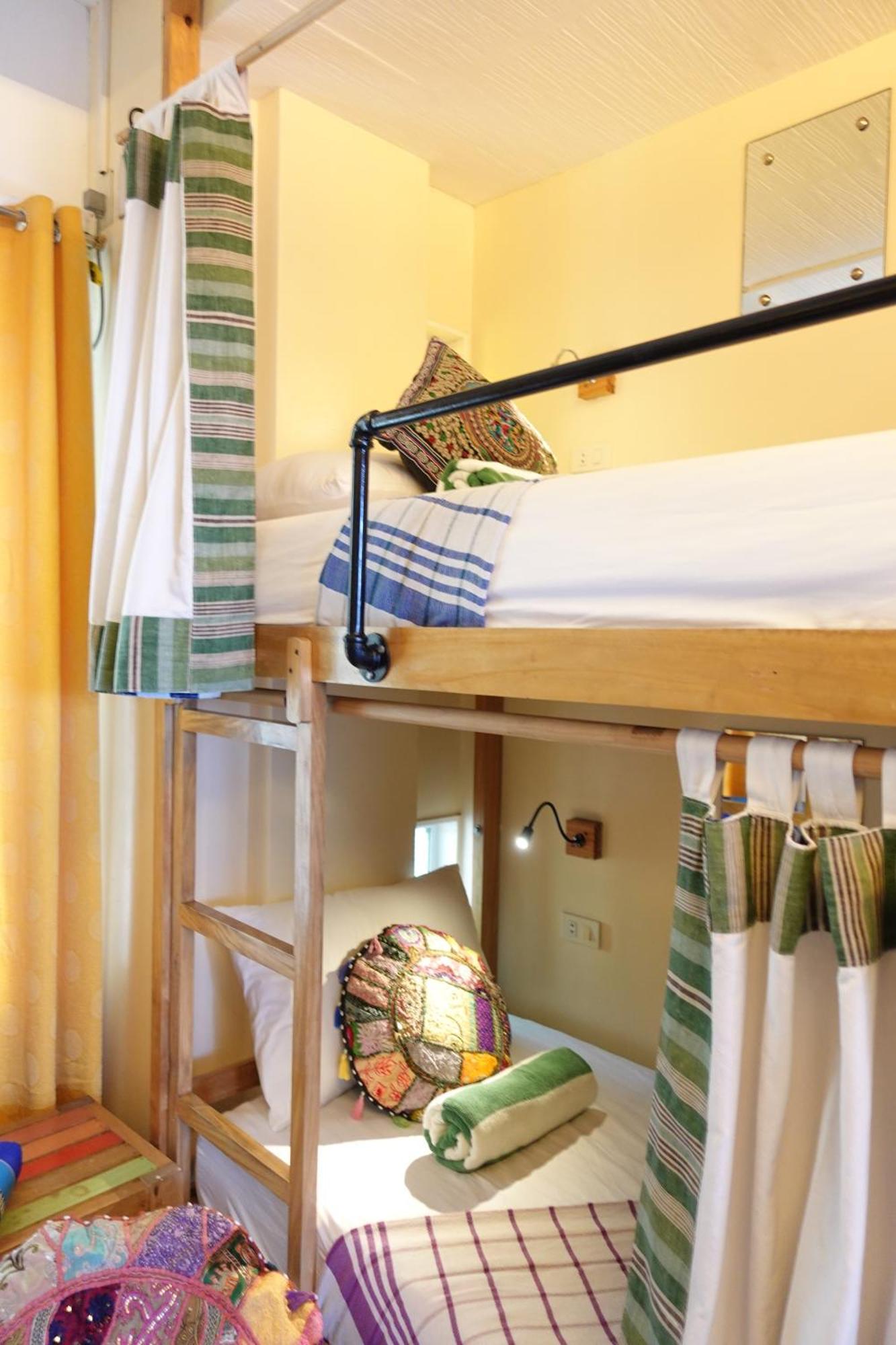 Flotsam And Jetsam Artist Beach Hostel San Juan  Bagian luar foto