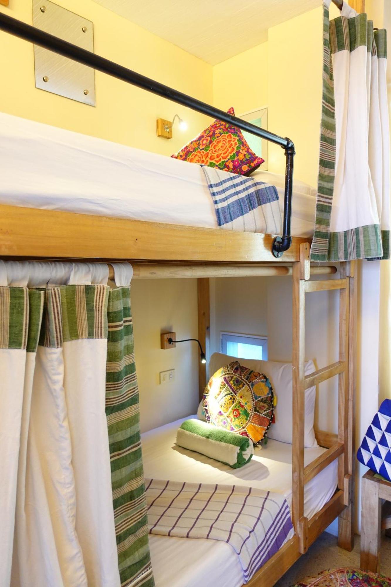 Flotsam And Jetsam Artist Beach Hostel San Juan  Bagian luar foto