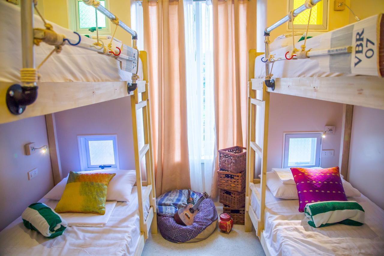 Flotsam And Jetsam Artist Beach Hostel San Juan  Bagian luar foto