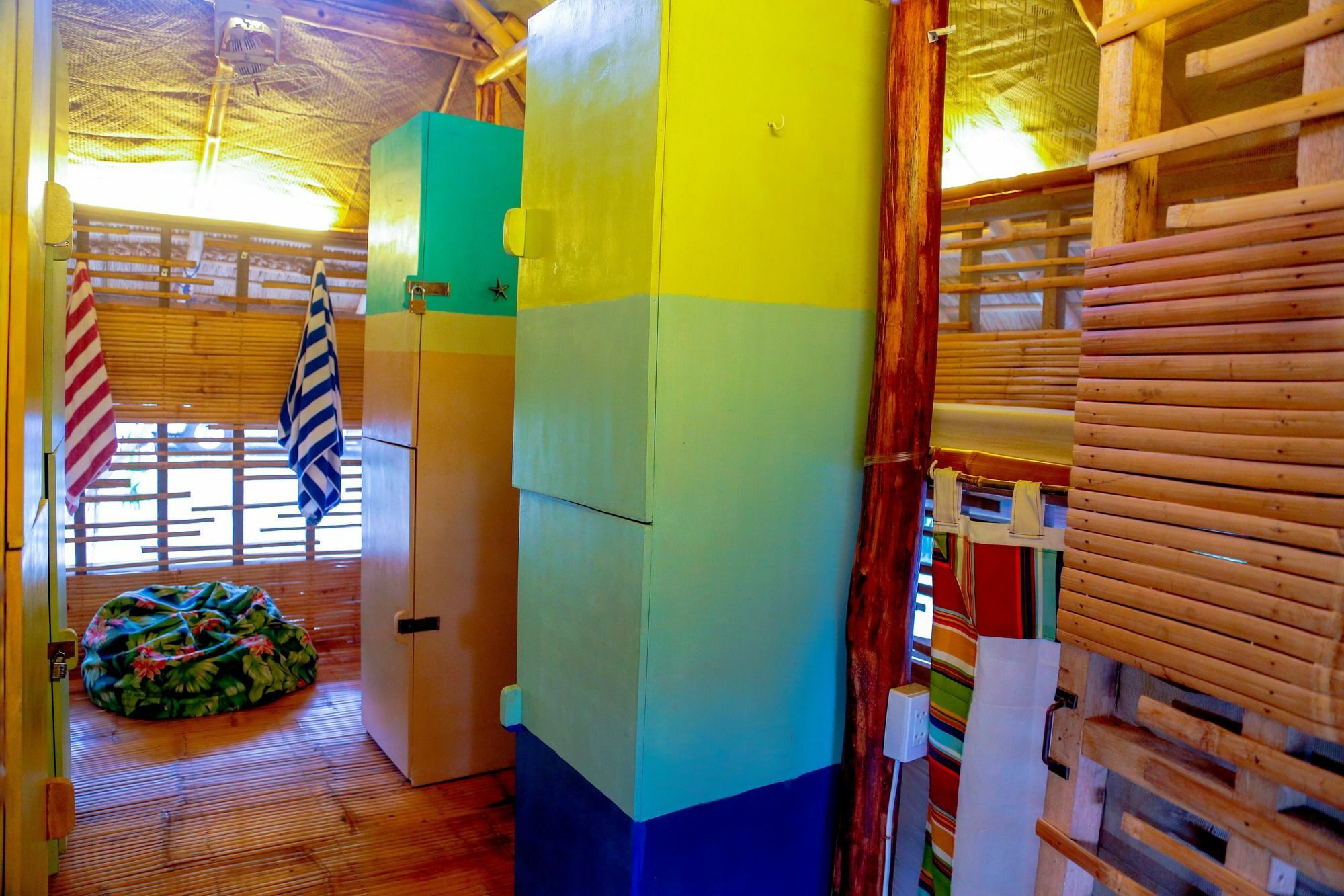 Flotsam And Jetsam Artist Beach Hostel San Juan  Bagian luar foto